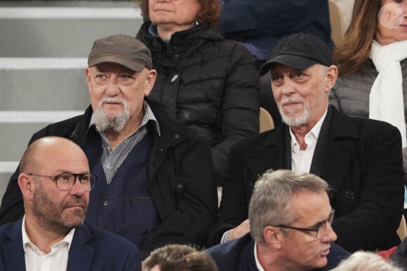 Charlélie Couture et son frère Tom Novembre dans les tribunes des Internationaux de France de tennis de Roland Garros 2024 à Paris, France, le 30 mai 2024. © Jacovides-Moreau/bestimage 