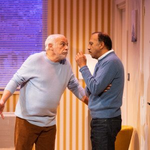 Les comédiens forment deux couples qui vivent dans le même immeuble
Francis Perrin et Pascal Légitimus sur la scène du Théâtre de Paris pour "Le Duplex". © Lorène Carpentier