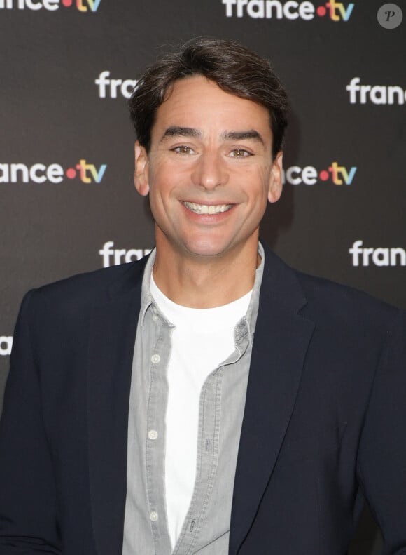 Julian Bugier au photocall de la conférence de presse de rentrée de France Télévisions à Paris, France, le 4 septembre 2024. © Coadic Guirec/Bestimage