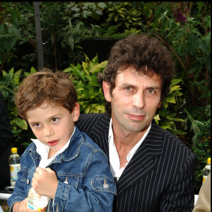 Frédéric Taddeï et son fils Diego - Défilé Francesco Smalto printemps-été 2006 à l'hôtel Salomon de ERotchschild à Paris.