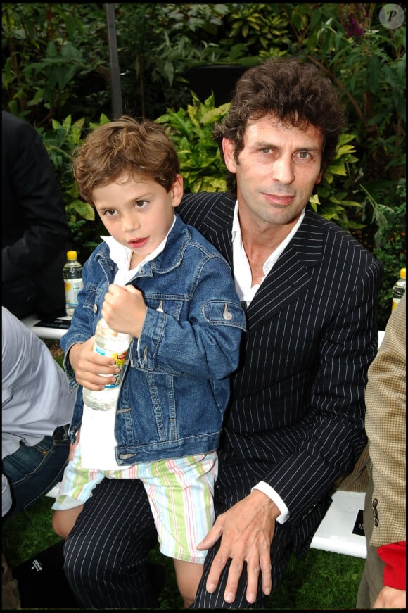 Frédéric Taddeï et son fils Diego - Défilé Francesco Smalto printemps-été 2006 à l'hôtel Salomon de ERotchschild à Paris.