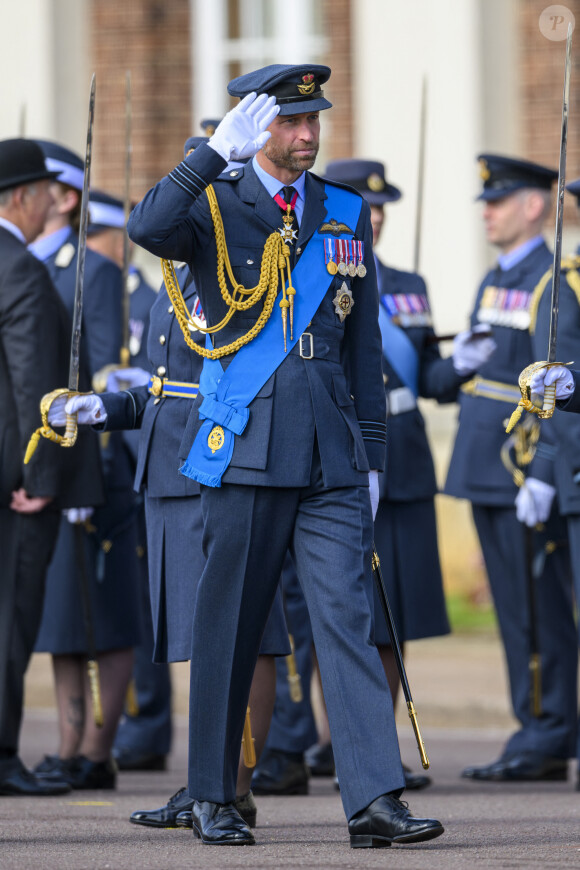 Les réactions au nouveau look du prince sont variées sur les réseaux sociaux 
Le prince William, prince de Galles, assiste au défilé du souverain au nom de sa majesté le roi d'Angleterre au Royal Air Force College de Cranwell, Royaume Uni. © Cover Images via ZUMA Press/Bestimage