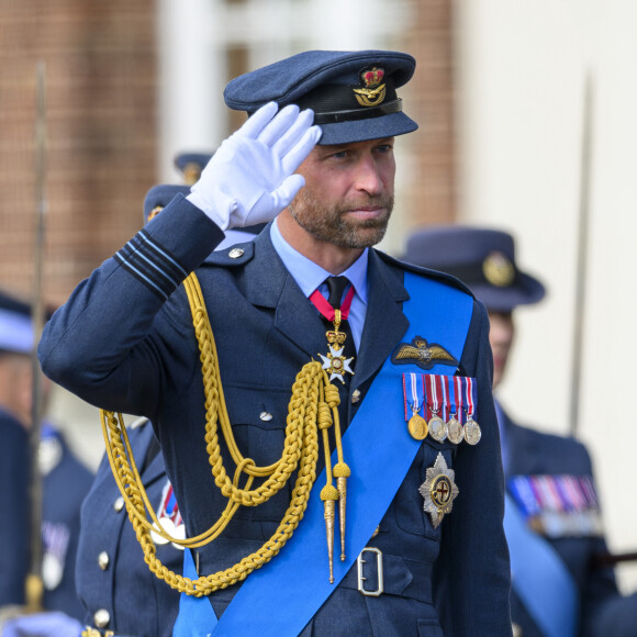 Il a été vu pour la denrière fois avec une barbe lorsqu'il a représenté son père, le roi Charles III, à la Parade du souverain du Royal Air Force College de Cranwell le 12 septembre 2024
Le prince William, prince de Galles, assiste au défilé du souverain au nom de sa majesté le roi d'Angleterre au Royal Air Force College de Cranwell, Royaume Uni, le 12 septembre 2024. © Cover Images via ZUMA Press/Bestimage