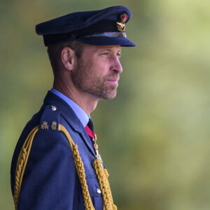 Un nouveau style auquel il commence visiblement à s'habituder !
Le prince William, prince de Galles, assiste au défilé du souverain au nom de sa majesté le roi d'Angleterre au Royal Air Force College de Cranwell, Royaume Uni. © Cover Images via ZUMA Press/Bestimage 