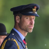 Après la barbe, il dégaine l'uniforme ! Le prince William va encore faire parler de lui...