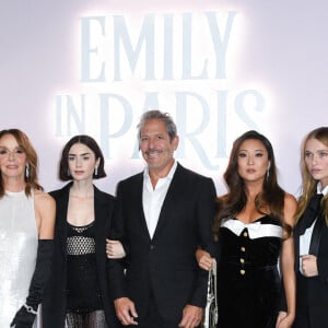 Le casting était bien sûr réuni autour de la jolie Lily Collins qui joue Emily Cooper.
Ashley Park, Lily Collins, Darren Star, Philippine Leroy-Beaulieu et Camille Razat au dîner Emily in Paris à La Samaritaine, à Paris, le 12 septembre 2024.