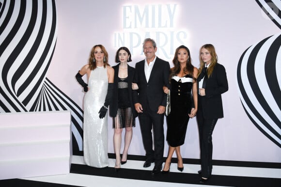 Le casting était bien sûr réuni autour de la jolie Lily Collins qui joue Emily Cooper.
Ashley Park, Lily Collins, Darren Star, Philippine Leroy-Beaulieu et Camille Razat au dîner Emily in Paris à La Samaritaine, à Paris, le 12 septembre 2024.