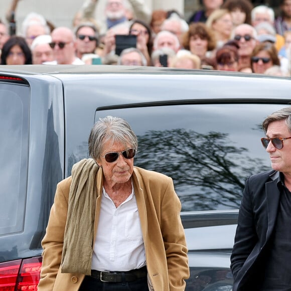 Discret depuis la mort de Françoise Hardy en juin dernier, l'interprète des "Cactus" s'est retiré en Corse
Jacques Dutronc et son fils Thomas Dutronc - Arrivées aux obsèques de l'auteure-compositrice-interprète et actrice française Françoise Hardy au crématorium du cimetière du Père-Lachaise à Paris, France, le 20 juin 2024. © Jacovides-Moreau/Bestimage 