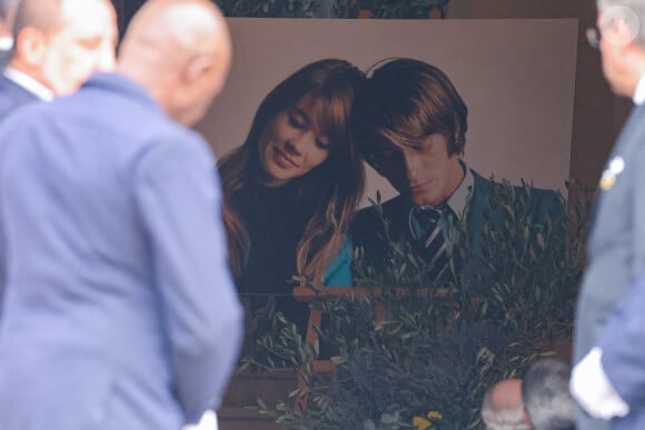 Sortie des obsèques de l'auteure-compositrice-interprète et actrice française Françoise Hardy au crématorium du cimetière du Père-Lachaise à Paris, France, le 20 juin 2024. © Jacovides-Moreau/Bestimage 