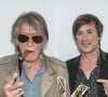 S'ils ne parlent pas de certains sujets, les deux hommes se voient plusieurs fois par semaine
Info - Jacques Dutronc fête ses 80 ans le 28 avril - Exclusif - Jacques Dutronc (Victoire d'honneur) avec son fils Thomas Dutronc en backstage lors la 37ème cérémonie des Victoires de la musique à la Seine musicale de Boulogne-Billancourt, le 11 février 2022. © Cyril Moreau / Tiziano Da Silva / Bestimage 