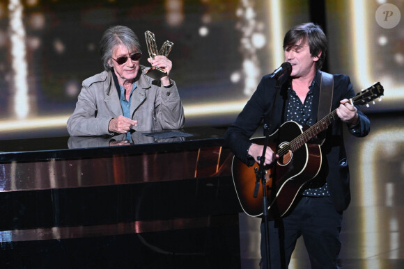 Jacques Dutronc (Victoire d'honneur) et Thomas Dutronc lors de la 37ème cérémonie des Victoires de la musique à la Seine musicale de Boulogne-Billancourt, le 11 février 2022. © Guirec Coadic/Bestimage 