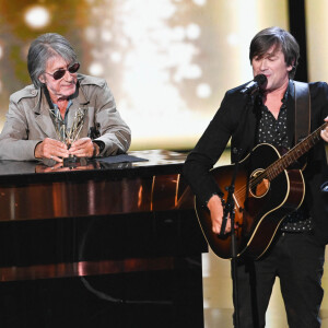 Dans les colonnes du "Figaro", Thomas Dutronc a donné des nouvelles de son père Jacques
Jacques Dutronc (Victoire d'honneur) et Thomas Dutronc lors de la 37ème cérémonie des Victoires de la musique à la Seine musicale de Boulogne-Billancourt. © Guirec Coadic/Bestimage 