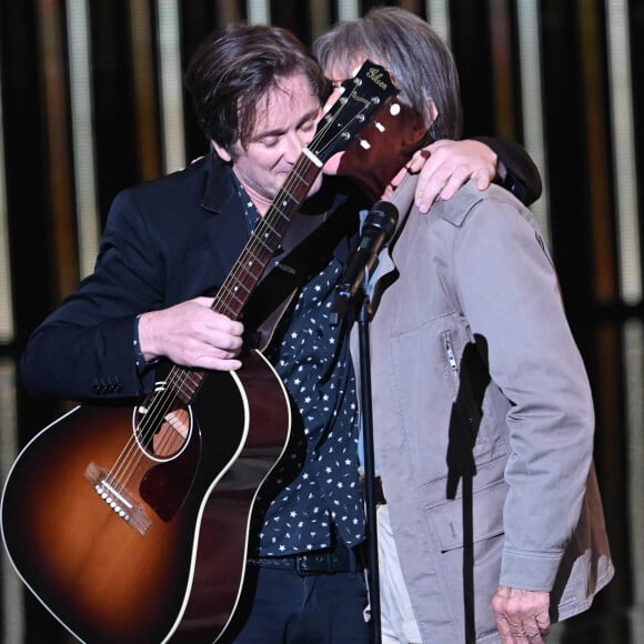 Thomas Dutronc et Jacques Dutronc (Victoire d'honneur) lors de la 37ème cérémonie des Victoires de la musique à la Seine musicale de Boulogne-Billancourt. © Guirec Coadic/Bestimage 