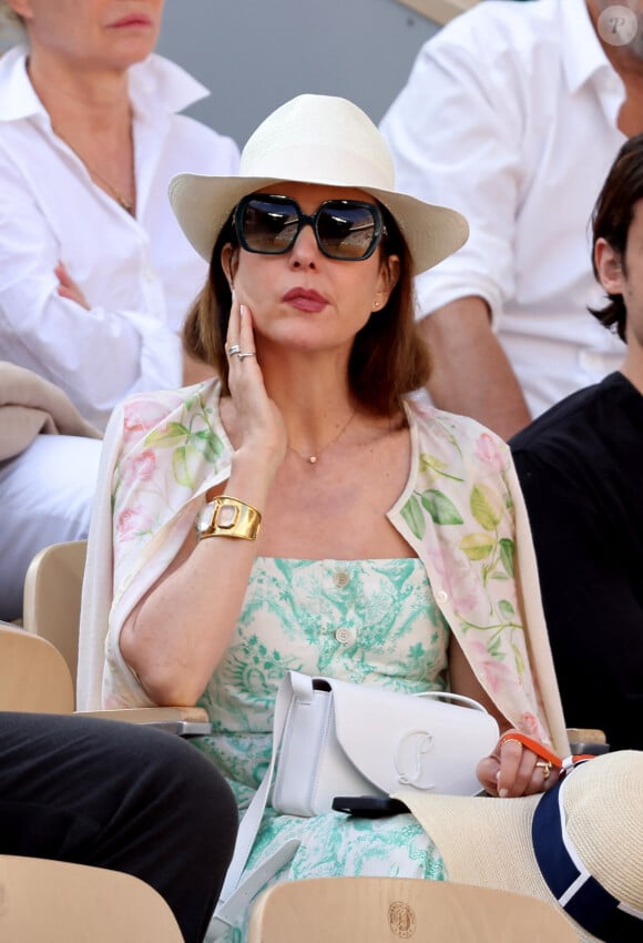 Elsa Zylberstein - Célébrités dans les tribunes de la finale homme des Internationaux de France de tennis de Roland Garros 2024 à Paris le 9 juin 2024. © Jacovides-Moreau/Bestimage 