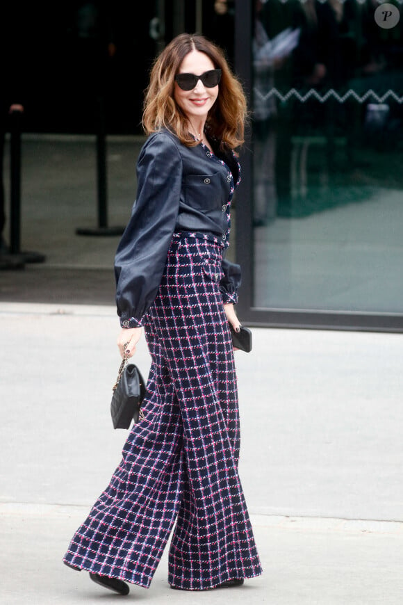 Elsa Zylberstein - Arrivées au défilé de mode Haute-Couture printemps-été 2024 "Chanel" au Grand Palais Ephémère lors de la fashion week de Paris. Le 23 janvier 2024 © Christophe Clovis / Bestimage 