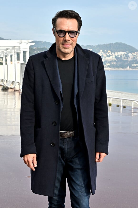 Nicolas Bedos lors d'un photocall en extérieur du film "Mascarade" lors de la 4ème édition du festival Cinéroman à Nice le 8 octobre 2022. © Bruno Bebert / Bestimage 