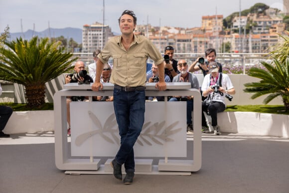 Le réalisateur Nicolas Bedos au photocall de "Mascarade" lors du 75ème Festival International du Film de Cannes, le 28 mai 2022. © Olivier Borde / Bestimage  Celebrities at the photocall of "Masquerade" during the 75th International Cannes Film Festival. May 28th, 2022.