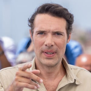 Nicolas Bedos sera jugé dans 11 jours pour trois affaires d'agressions sexuelles et de harcèlement sexuel. 
Le réalisateur Nicolas Bedos au photocall de "Mascarade" lors du 75ème Festival International du Film de Cannes. © Olivier Borde / Bestimage 