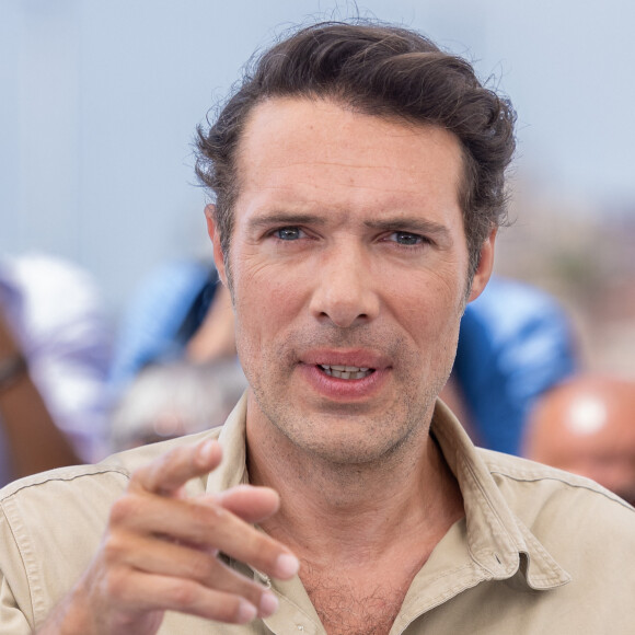 Nicolas Bedos sera jugé dans 11 jours pour trois affaires d'agressions sexuelles et de harcèlement sexuel. 
Le réalisateur Nicolas Bedos au photocall de "Mascarade" lors du 75ème Festival International du Film de Cannes. © Olivier Borde / Bestimage 