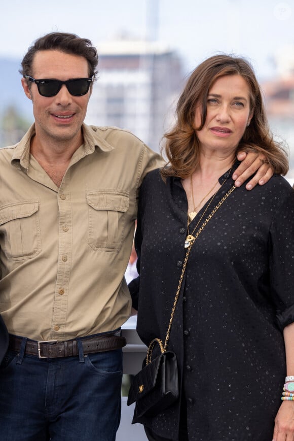 Le réalisateur Nicolas Bedos et Emmanuelle Devos au photocall de "Mascarade" lors du 75ème Festival International du Film de Cannes, le 28 mai 2022. © Olivier Borde / Bestimage  Celebrities at the photocall of "Masquerade" during the 75th International Cannes Film Festival. May 28th, 2022.