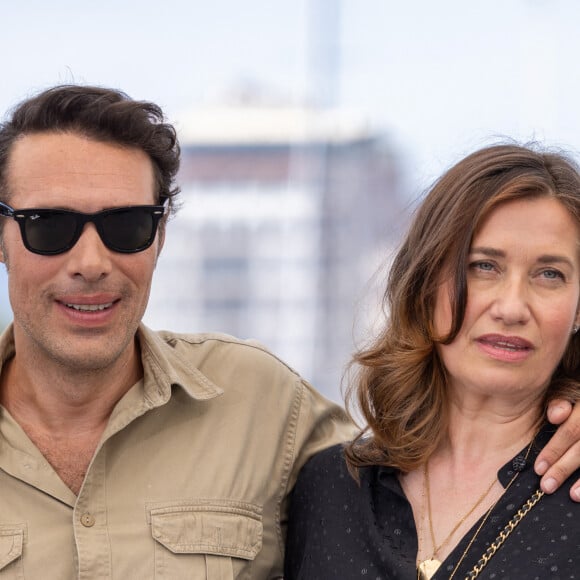 Le réalisateur Nicolas Bedos et Emmanuelle Devos au photocall de "Mascarade" lors du 75ème Festival International du Film de Cannes, le 28 mai 2022. © Olivier Borde / Bestimage  Celebrities at the photocall of "Masquerade" during the 75th International Cannes Film Festival. May 28th, 2022.