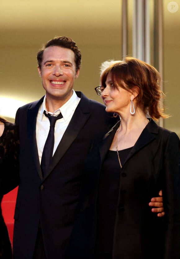 Nicolas Bedos, Laura Morante - Montée des marches du film « Mascarade » lors du 75ème Festival International du Film de Cannes. Le 27 mai 2022 © Dominique Jacovides / Bestimage  Red carpet of the movie « Mascarade » during the 75th Cannes International Film Festival. On may 27th 2022