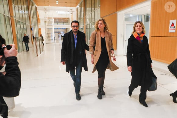 Nicolas Bedos, avec Pauline Desmonts et son avocate Julia Minkowski, sort du tribunal correctionnel de Paris où il était convoqué pour agression sexuelle en état d'ivresse sur une jeune femme de 25 ans ; le procès est reporté en septembre 2024. © Christophe Clovis / Bestimage 