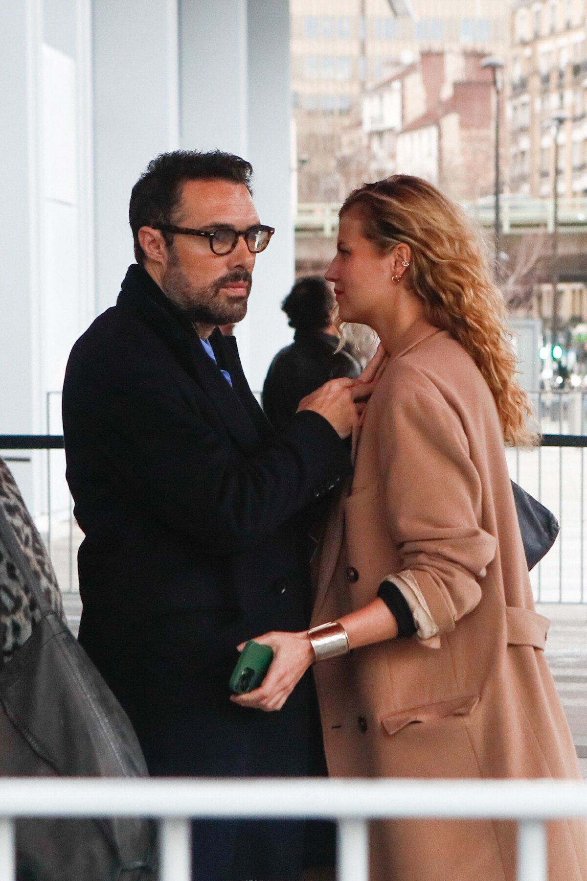 Photo : Nicolas Bedos, avec Pauline Desmonts sort du tribunal correctionnel  de Paris où il était convoqué pour agression sexuelle en état d'ivresse sur  une jeune femme de 25 ans ; le