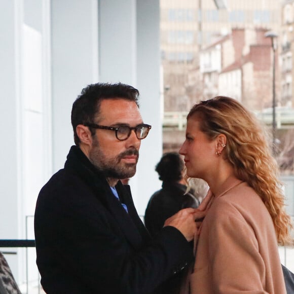 Nicolas Bedos, avec Pauline Desmonts sort du tribunal correctionnel de Paris où il était convoqué pour agression sexuelle en état d'ivresse sur une jeune femme de 25 ans ; le procès est reporté en septembre 2024. © Christophe Clovis / Bestimage 