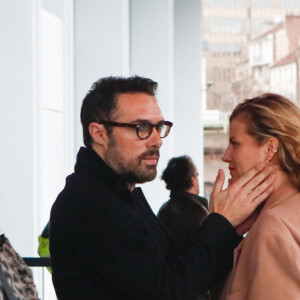 Nicolas Bedos avec Pauline Desmonts sort du tribunal correctionnel de Paris où il était convoqué pour agression sexuelle en état d'ivresse sur une jeune femme de 25 ans ; le procès est reporté en septembre 2024. © Christophe Clovis / Bestimage 