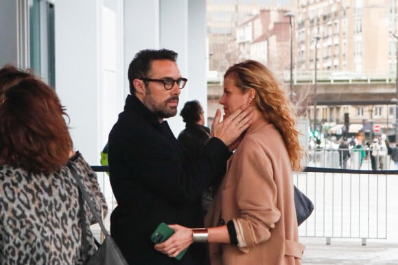 Nicolas Bedos avec Pauline Desmonts sort du tribunal correctionnel de Paris où il était convoqué pour agression sexuelle en état d'ivresse sur une jeune femme de 25 ans ; le procès est reporté en septembre 2024. © Christophe Clovis / Bestimage 