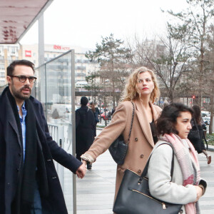 Nicolas Bedos avec Pauline Desmonts sort du tribunal correctionnel de Paris où il était convoqué pour agression sexuelle en état d'ivresse sur une jeune femme de 25 ans ; le procès est reporté en septembre 2024. © Christophe Clovis / Bestimage 