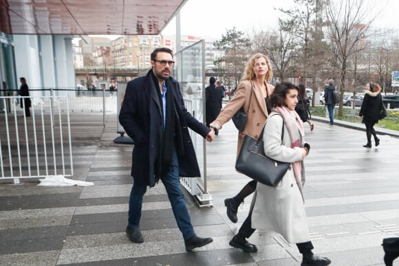 Nicolas Bedos avec Pauline Desmonts sort du tribunal correctionnel de Paris où il était convoqué pour agression sexuelle en état d'ivresse sur une jeune femme de 25 ans ; le procès est reporté en septembre 2024. © Christophe Clovis / Bestimage 