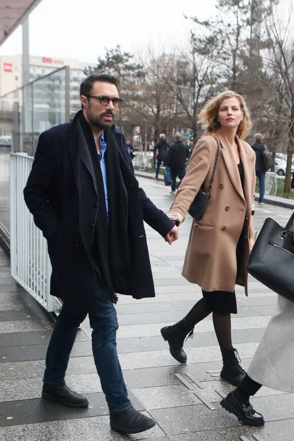 Nicolas Bedos avec Pauline Desmonts sort du tribunal correctionnel de Paris où il était convoqué pour agression sexuelle en état d'ivresse sur une jeune femme de 25 ans ; le procès est reporté en septembre 2024. © Christophe Clovis / Bestimage 