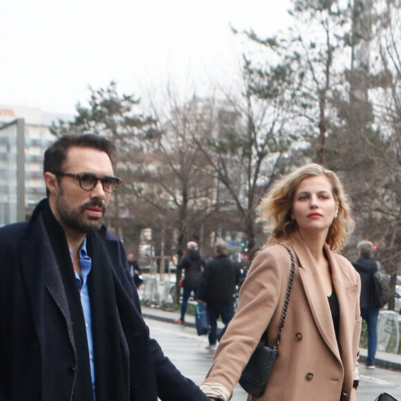 Nicolas Bedos avec Pauline Desmonts sort du tribunal correctionnel de Paris où il était convoqué pour agression sexuelle en état d'ivresse sur une jeune femme de 25 ans ; le procès est reporté en septembre 2024. © Christophe Clovis / Bestimage 