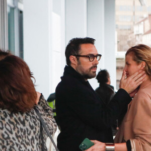 Nicolas Bedos avec Pauline Desmonts sort du tribunal correctionnel de Paris où il était convoqué pour agression sexuelle en état d'ivresse sur une jeune femme de 25 ans ; le procès est reporté en septembre 2024. © Christophe Clovis / Bestimage 