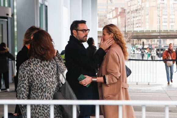 Nicolas Bedos avec Pauline Desmonts sort du tribunal correctionnel de Paris où il était convoqué pour agression sexuelle en état d'ivresse sur une jeune femme de 25 ans ; le procès est reporté en septembre 2024. © Christophe Clovis / Bestimage 