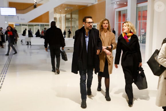 Nicolas Bedos avec Pauline Desmonts et son avocate Julia Minkowski, sort du tribunal correctionnel de Paris où il était convoqué pour agression sexuelle en état d'ivresse sur une jeune femme de 25 ans ; le procès est reporté en septembre 2024. © Christophe Clovis / Bestimage 