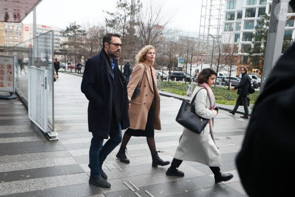 Nicolas Bedos avec Pauline Desmonts sort du tribunal correctionnel de Paris où il était convoqué pour agression sexuelle en état d'ivresse sur une jeune femme de 25 ans ; le procès est reporté en septembre 2024. © Christophe Clovis / Bestimage 