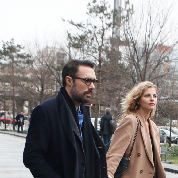 Nicolas Bedos avec Pauline Desmonts sort du tribunal correctionnel de Paris où il était convoqué pour agression sexuelle en état d'ivresse sur une jeune femme de 25 ans ; le procès est reporté en septembre 2024. © Christophe Clovis / Bestimage 