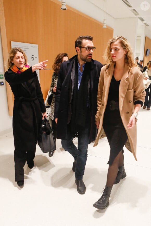 Auprès de sa compagne Pauline Desmonts, et mère de sa fille Joséphine, âgée de neuf mois.
Nicolas Bedos, soutenu par sa compagne Pauline Desmonts , sort du tribunal correctionnel de Paris où il était convoqué pour agression sexuelle en état d'ivresse sur une jeune femme de 25 ans ; le procès est reporté en septembre 2024. © Christophe Clovis / Bestimage 