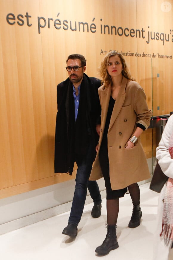 Nicolas Bedos, avec sa compagne Pauline Desmonts sort du tribunal correctionnel de Paris où il était convoqué pour agression sexuelle en état d'ivresse sur une jeune femme de 25 ans ; le procès est reporté en septembre 2024. © Christophe Clovis / Bestimage  Nicolas Bedos leaves the Paris criminal court where he was summoned for drunken sexual assault on a 25-year-old woman; the trial is postponed until September 2024. 