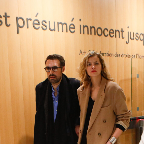 Nicolas Bedos, avec sa compagne Pauline Desmonts sort du tribunal correctionnel de Paris où il était convoqué pour agression sexuelle en état d'ivresse sur une jeune femme de 25 ans ; le procès est reporté en septembre 2024. © Christophe Clovis / Bestimage  Nicolas Bedos leaves the Paris criminal court where he was summoned for drunken sexual assault on a 25-year-old woman; the trial is postponed until September 2024. 