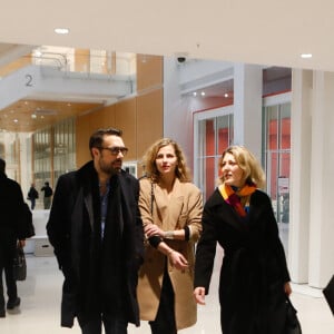 Nicolas Bedos, avec sa compagne Pauline Desmonts et son avocate Julia Minkowski, sort du tribunal correctionnel de Paris où il était convoqué pour agression sexuelle en état d'ivresse sur une jeune femme de 25 ans ; le procès est reporté en septembre 2024. © Christophe Clovis / Bestimage  Nicolas Bedos leaves the Paris criminal court where he was summoned for drunken sexual assault on a 25-year-old woman; the trial is postponed until September 2024. 