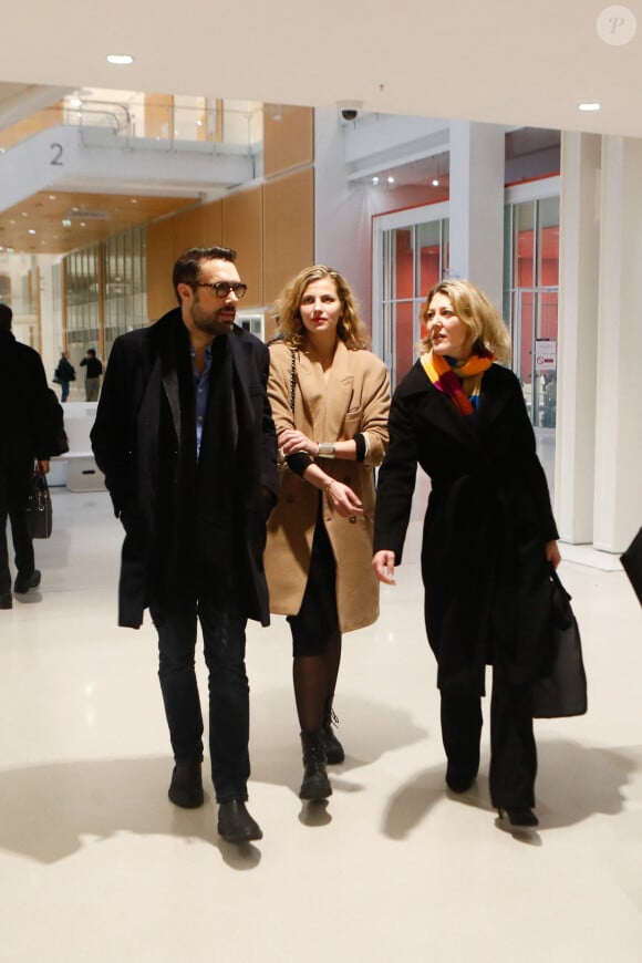 Nicolas Bedos, avec sa compagne Pauline Desmonts et son avocate Julia Minkowski, sort du tribunal correctionnel de Paris où il était convoqué pour agression sexuelle en état d'ivresse sur une jeune femme de 25 ans ; le procès est reporté en septembre 2024. © Christophe Clovis / Bestimage  Nicolas Bedos leaves the Paris criminal court where he was summoned for drunken sexual assault on a 25-year-old woman; the trial is postponed until September 2024. 