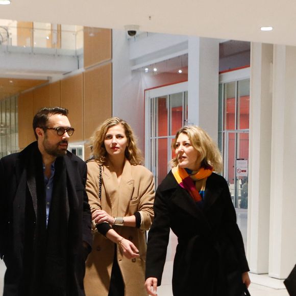 Nicolas Bedos, avec sa compagne Pauline Desmonts et son avocate Julia Minkowski, sort du tribunal correctionnel de Paris où il était convoqué pour agression sexuelle en état d'ivresse sur une jeune femme de 25 ans ; le procès est reporté en septembre 2024. © Christophe Clovis / Bestimage  Nicolas Bedos leaves the Paris criminal court where he was summoned for drunken sexual assault on a 25-year-old woman; the trial is postponed until September 2024. 