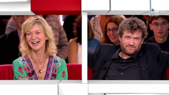 Olivier de Benoist surpris par sa femme qui apparait pour la première fois à la télévision sur le plateau de Michel Drucker dans Vivement dimanche sur France 3.