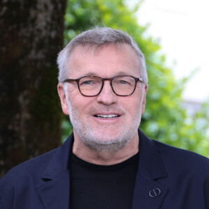 Laurent Ruquier - Photocall avec l'équipe de l'émission de radio "Les grosses têtes" lors de la 17ème édition du Festival du Film Francophone de Angoulême (FFA). Le 29 août 2024 © Coadic Guirec / Bestimage