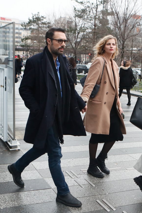 Le 26 septembre prochain, l'ex-compagnon de Doria Tillier comparaitra devant la 30ème chambre correctionnelle du tribunal de Paris.
Nicolas Bedos, avec sa compagne Pauline Desmonts sort du tribunal correctionnel de Paris où il était convoqué pour agression sexuelle en état d'ivresse sur une jeune femme de 25 ans ; le procès est reporté en septembre 2024. © Christophe Clovis / Bestimage 