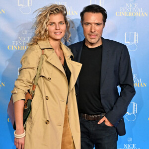 Nicolas Bedos et sa compagne Pauline Desmonts au photocall de la soirée du 8 octobre lors de la 4ème édition du festival Cinéroman à Nice. © Bruno Bebert / Bestimage 